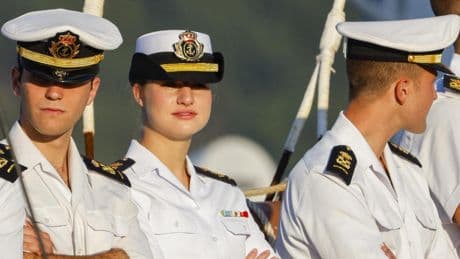 La princesa Leonor zarpa desde Ferrol rumbo a Marín en una despedida cargada de emoción, aplausos y música