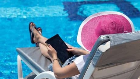 Bagno in piscina, attenzione ai batteri: quali infezioni si rischiano e come prevenirle