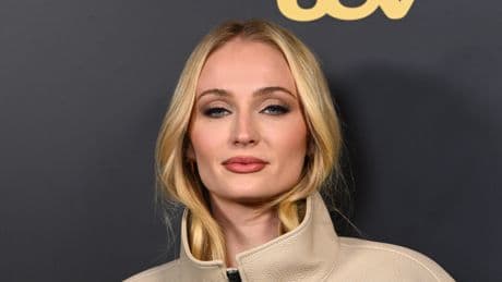Sophie Turner moest kokhalzen door kusscène met Kit Harington: ’Dat is mijn broer!’
