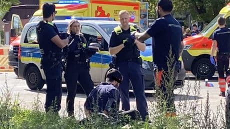 Berlin - Radfahrer tot! Auto fährt in Menschengruppe