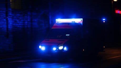 Rotlicht missachtet?: Motorradfahrer stößt mit Auto zusammen - schwer verletzt