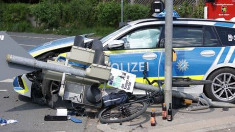 Ampelmast stürzt auf Fahrrad: Radfahrer wird Opfer eines Dominounfalls mit Streifenwagen