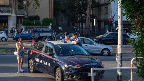 Madre lancia il passeggino contro un furgone in corsa, ferita bimba di due anni