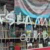 REPORTAGE. "C'est la fin de la démocratie quand on commence à interdire des livres" : la librairie engagée Violette and Co victime de harcèlement après une vitrine sur la Palestine