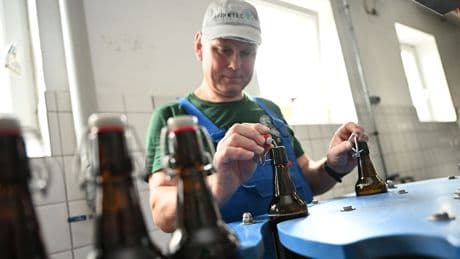 Nach 15 Millionen Flaschen - Maschine ersetzt letzten Bierflaschen-Zudrücker