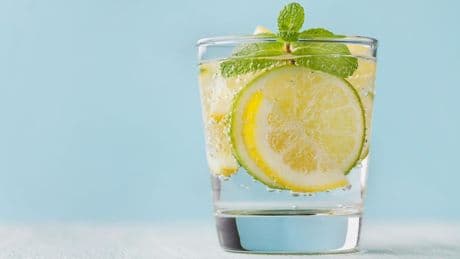 Zitronenwasser am Morgen: So starten Sie dank Vitamin C gesund in den Tag