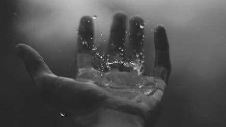Perché le dita si raggrinziscono in acqua? Il vero motivo (ma non ditelo ai bambini)