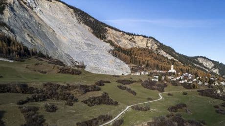 Rund 80 Bewohner betroffen - Bergsturz-Gefahr! Schweizer Dorf Brienz gesperrt
