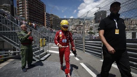 Algo pasa con Hamilton y Ferrari: "¿Estáis enfadados conmigo?"