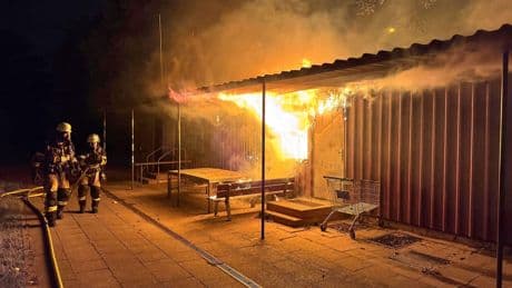 Essen: Vereinsheim auf Sportplatz an der Seumannstraße in Flammen
