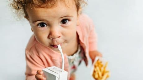 Wenn Kinder ständig etwas essen wollen, steckt oft etwas anderes dahinter als Hunger