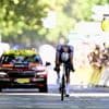Van der Poel merkt te laat dat er nog twee renners voor hem rijden en wordt derde