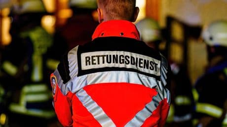 Bayern: Rettungseinsatz eskaliert: Patienten-Angehöriger stößt Sanitäter Treppe herab