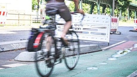 Berliner Beton-Radweg als Hindernis? Feuerwehr schafft Klarheit