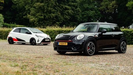 Kan deze ‘suffe’ Toyota Yaris het de Mini JCW lastig maken?