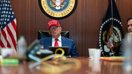 Trump, dalla «fine a tutte le guerre» alle bombe: in pochi mesi lo stesso numero di attacchi di Biden in 4 anni. Il confronto