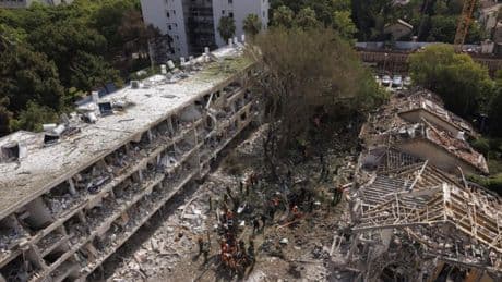 Israel asegura que está atacando la sede de la Guardia Revolucionaria en Teherán