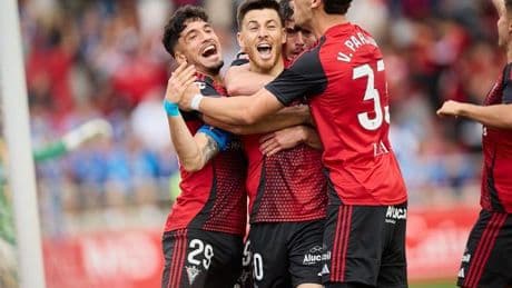 El Mirandés derrota 1-0 al Oviedo y sueña con el ascenso a Primera