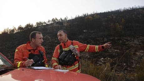 El incendio de Teresa de Cofrentes sigue activo aunque aliviado por la evolución del viento