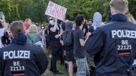 Kanzleramt in Berlin: Demo wegen Gaza-Krieg