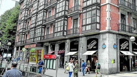 Once emblemáticos negocios entre Ledesma y Gran Vía cerrarán «meses» por un problema en los cimientos
