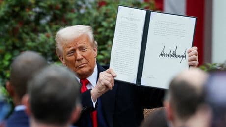 Douches, pailles… Les décrets absurdes de Trump cachent une stratégie politique bien rodée