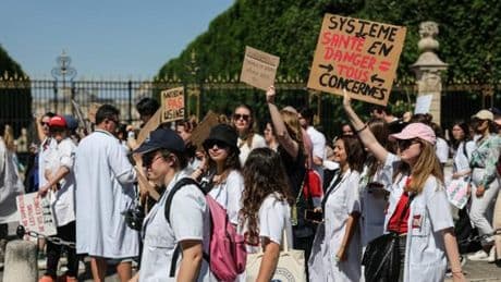 Régulation de l’installation des médecins : des manifestations dans plusieurs villes, un plan du gouvernement encore flou