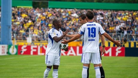 Schalke-Profi offenbar rassistisch angefeindet - Pokalspiel kurz unterbrochen