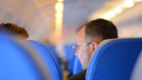Este ingenioso truco con el reposacabezas del asiento del avión hará tus vuelos más cómodos