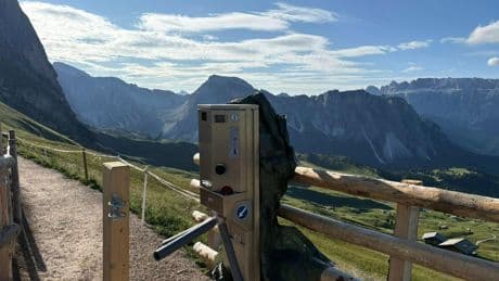 Excédés par le surtourisme, des habitants des Dolomites font payer l’accès à un sentier aux visiteurs