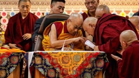 "Il prossimo lo decidiamo noi". Scontro tra Pechino e il Dalai Lama