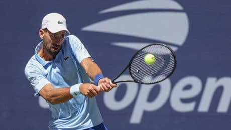 Djokovic se sobrepone a un valiente Svadja en un deslucido partido