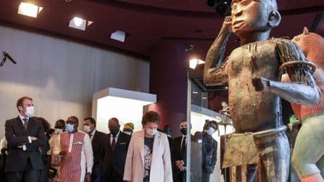 Symbole de la lente réparation du pillage colonial, la France va restituer le tambour parleur Djidji Ayôkwé à la Côte d’Ivoire