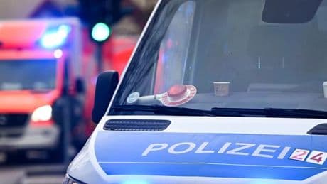 Frau fährt Dreijährigen an – und wird dann von ihrem eigenen Auto schwer verletzt