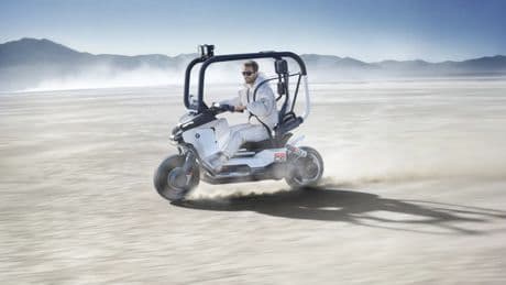 Del C1 al Concept CE: 25 años después, BMW reinventa la movilidad en moto sin casco