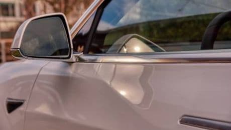 Sacchetti di plastica sugli specchietti delle auto: ecco perché