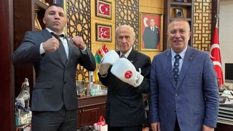 MHP lideri Bahçeli'nin boks eldivenleriyle verdiği poz sosyal medyada çok konuşuldu