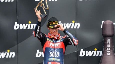 Ángel Piqueras gana en Moto3 y sigue soñando con el título