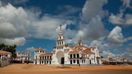 Donde aparcar en El Rocío durante la romería 2025: zonas de estacionamiento, precios y cortes de tráfico