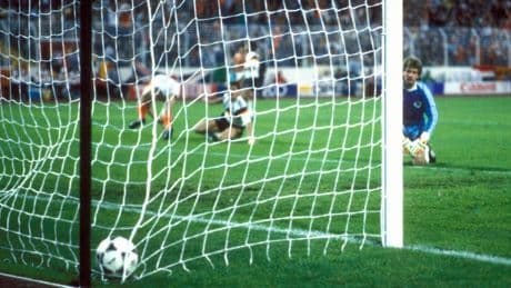 De man die werd gekweld door Marco van Basten gaat de gevangenis in: twee jaar celstraf voor doelman Eike Immel (64)