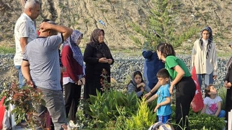 Hatay'da deprem şehitliğinde buruk bayram