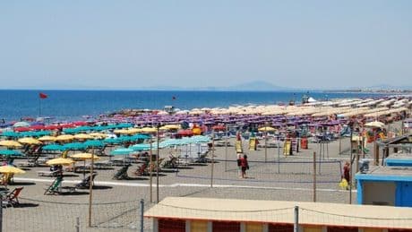 Alessandro D'Angelo morto in mare a Tarquinia dopo un malore: il 47enne voleva aiutare moglie e figli che stavano annegando
