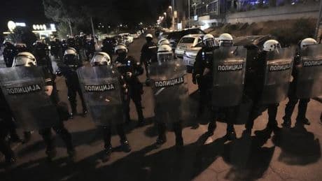 Serbien: Erneut Zusammenstöße zwischen Polizei und Demonstranten in Serbien