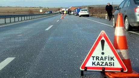 Düzce'de kamyonun otomobile çarptığı kazada 8 yaşındaki çocuk öldü