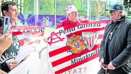 El rojo y blanco ya se hace notar en Manchester