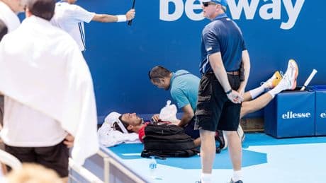 VIDEO Arthur Rinderknech zakt in elkaar door hitte in Cincinnati, Daniil Medvedev stopt hoofd in koelbox