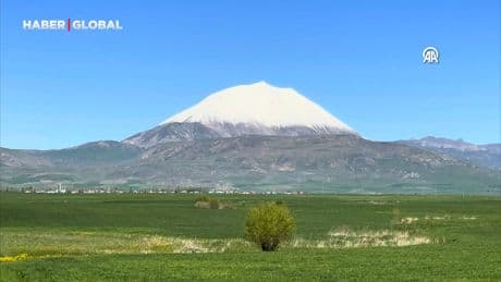 Kösedağ'ın zirvesi baharda karla kaplandı