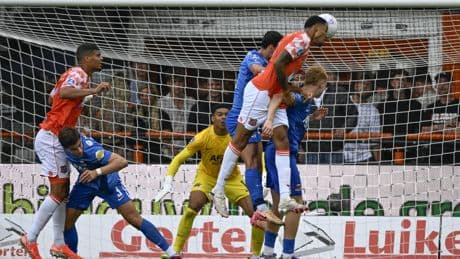 AZ morst bij FC Volendam na fouten Rome-Jayden Owusu-Oduro