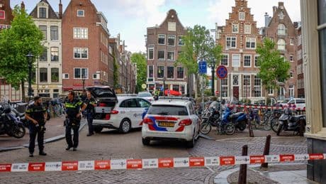 Man op de vlucht na schietpartij in Amsterdam: één gewonde gevallen
