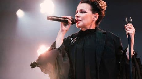 90s pop star slams fans for taking toilet break during show